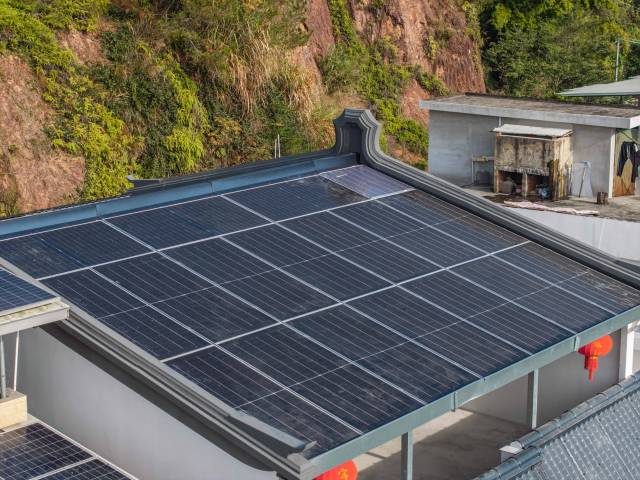 安装在屋顶上的光伏板。