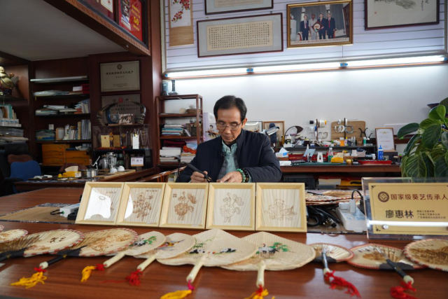每一件葵艺作品都凝聚了匠人匠心。 每一件葵艺作品都凝聚了匠人匠心。