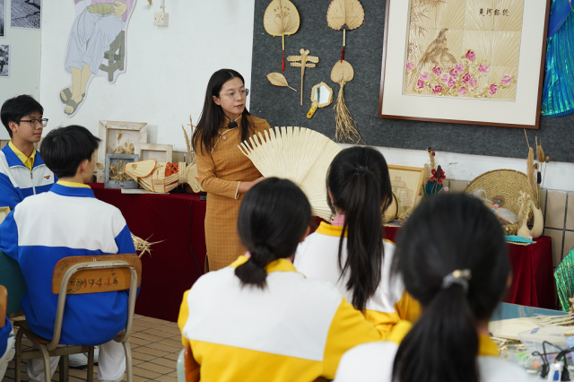 赵琼花在学校开设葵艺校本课程，引导学生了解新会葵艺技艺。  南方农村报 李嘉镓 制图