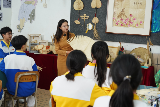 赵琼花在学校开设葵艺校本课程,引导学生了解新会葵艺技艺。 南方农村报 李嘉镓 制图 赵琼花在学校开设葵艺校本课程,引导学生了解新会葵艺技艺。 南方农村报 李嘉镓 制图