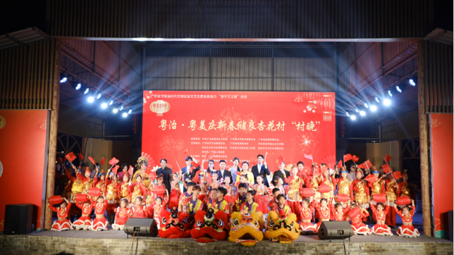 杏花村“村晚”在《我和我的祖国》歌声中落下帷幕。&nbsp;