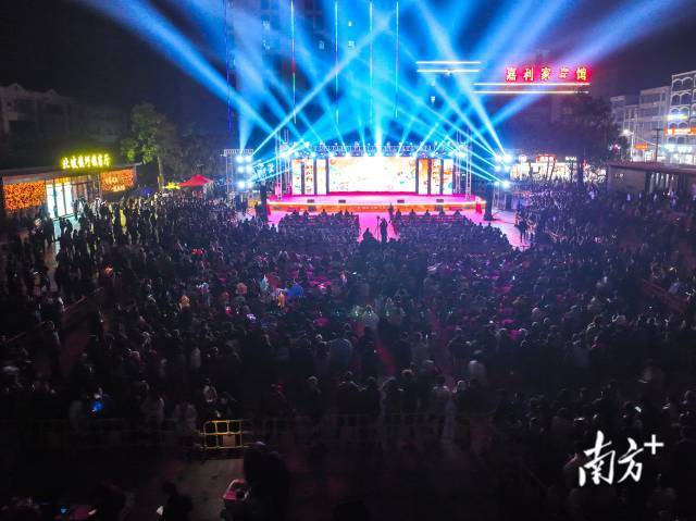 游鱼文化周开幕式现场人流如织，热闹非凡。