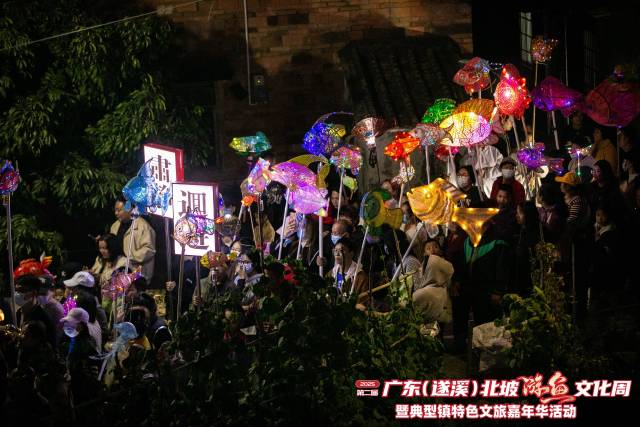 元宵节当晚，家家户户手举各色游鱼，行走在北坡的老圩小巷。
