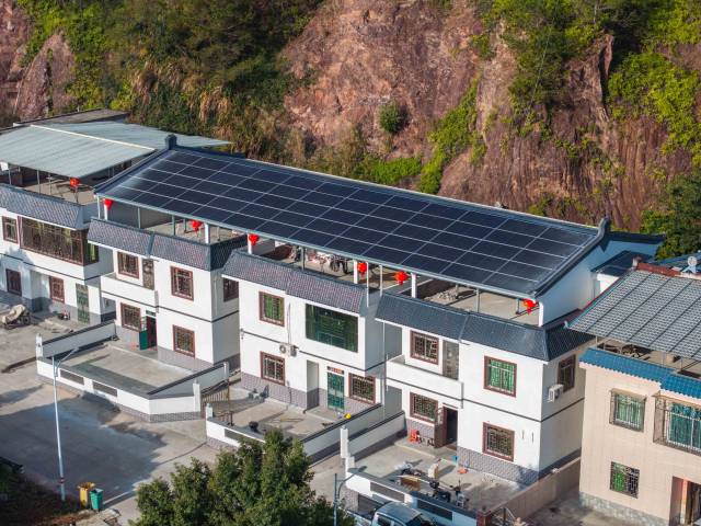 横西村美景与屋顶光伏板同框。