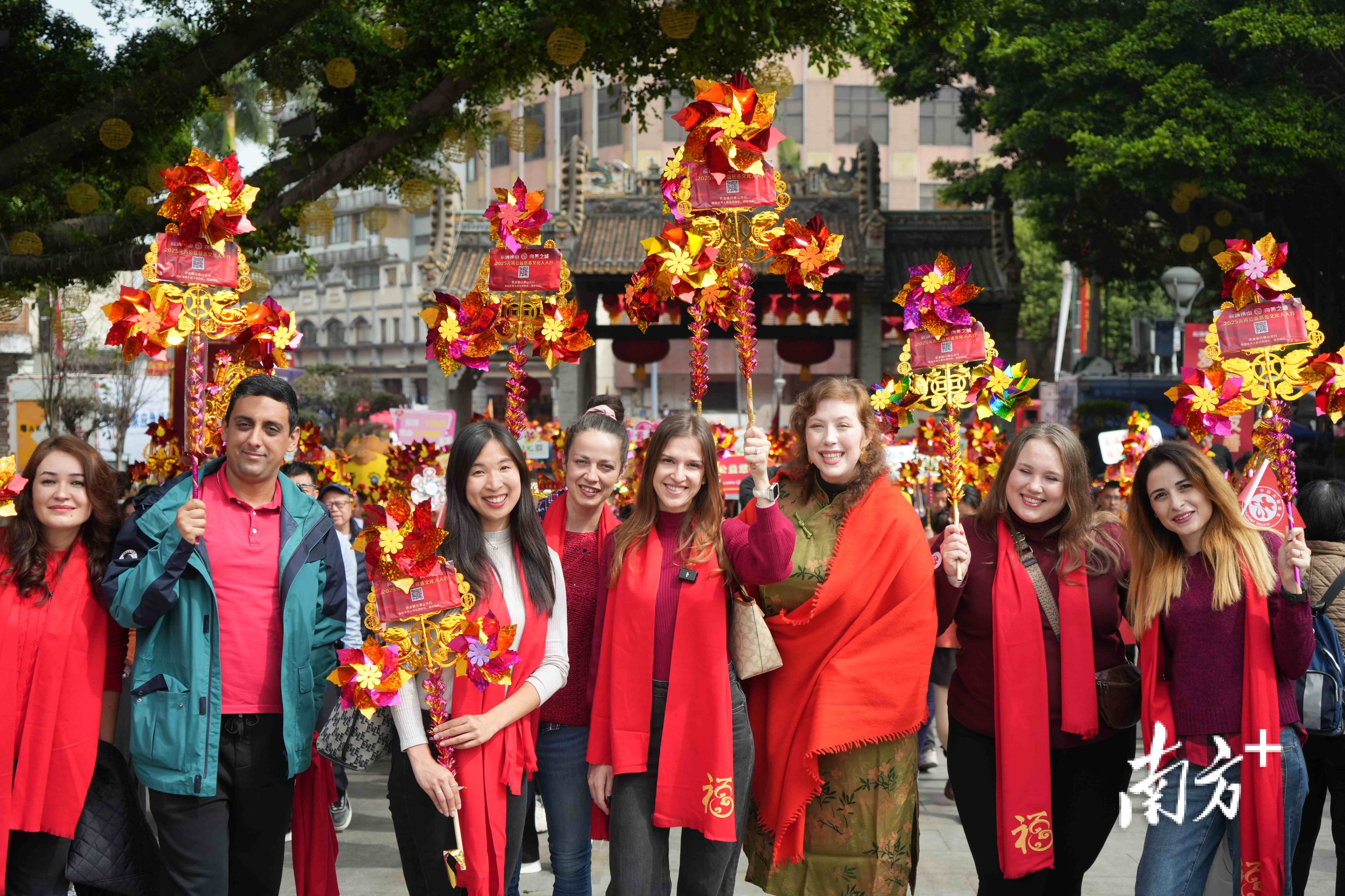 Dana（左五）与同事朋友一起在通济桥前合影留念。&nbsp; 南方+ 廖明璨 摄