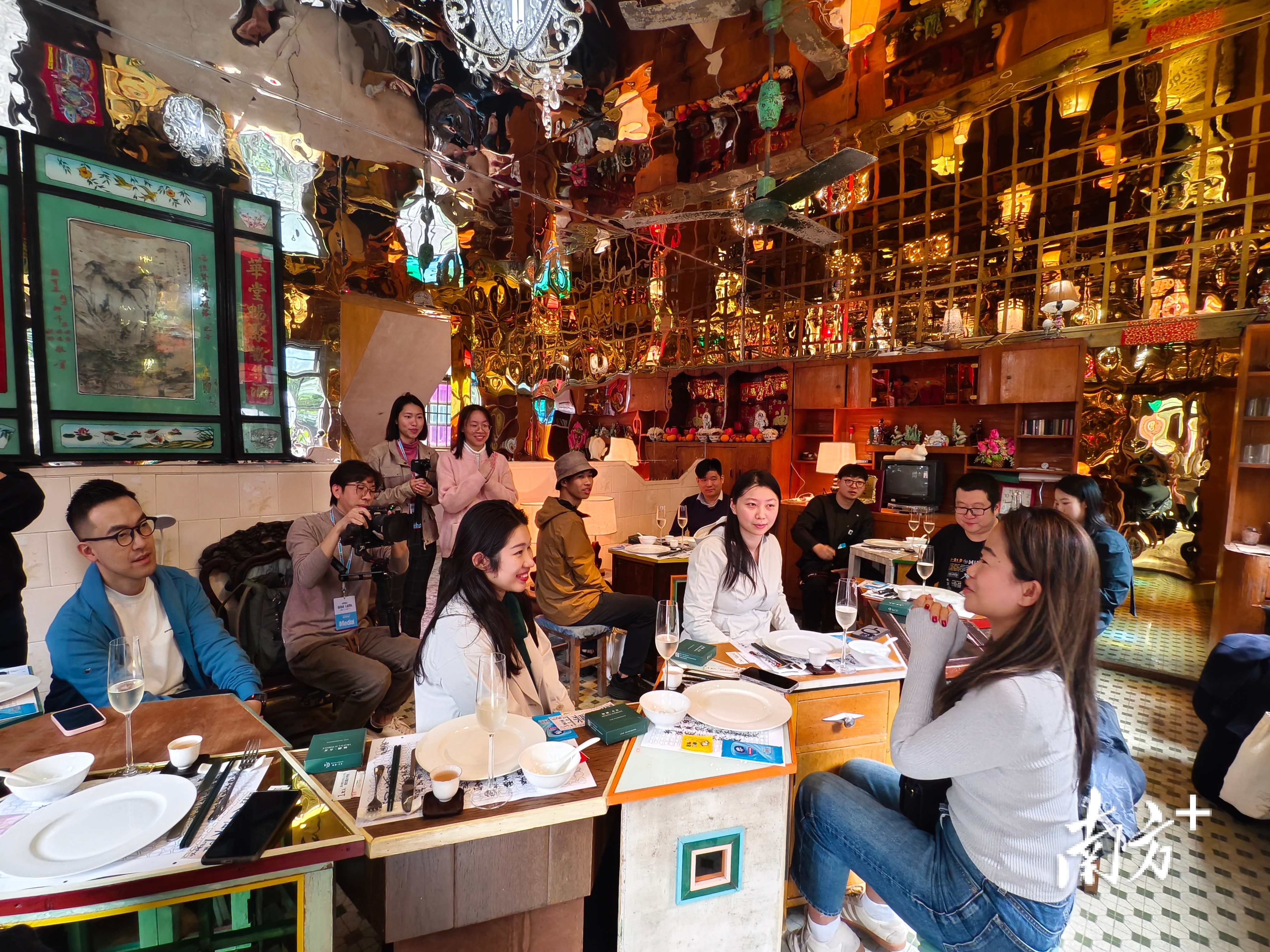 九江镇烟南村里，艺术项目《南海24食》迎来第24次聚餐。&nbsp; 陈梦 摄