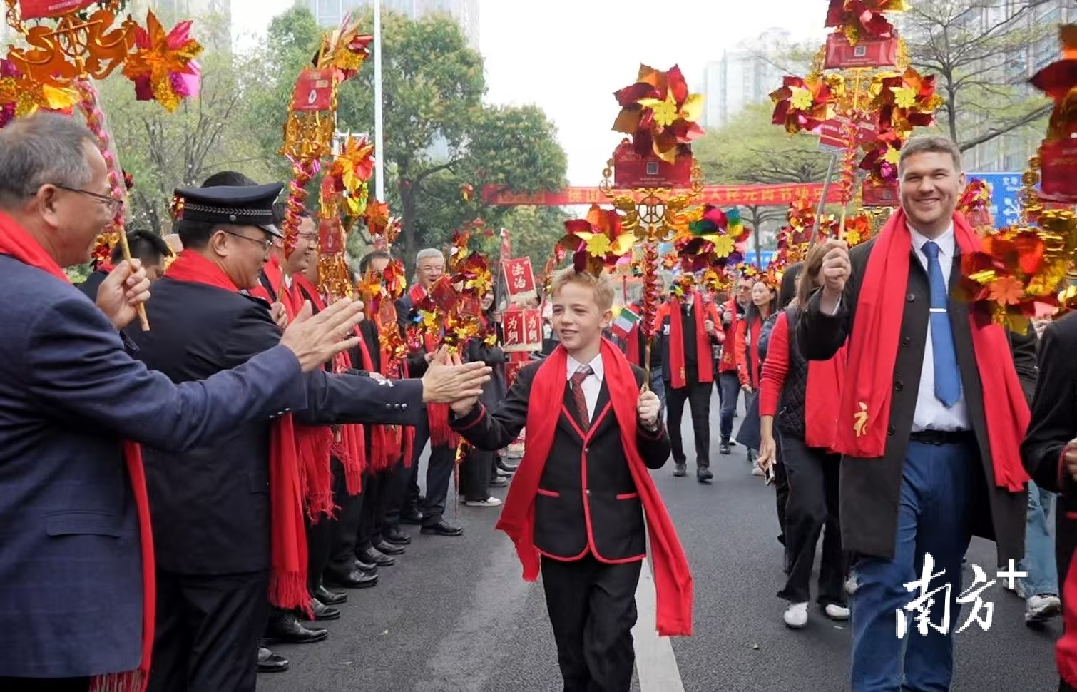 外国人方阵与市民游客互动。&nbsp; 南方+ 廖明璨 摄