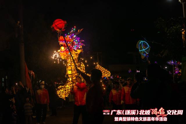 舞龙舞狮队伍，龙身蜿蜒游动，活灵活现，引得围观群众阵阵欢呼。