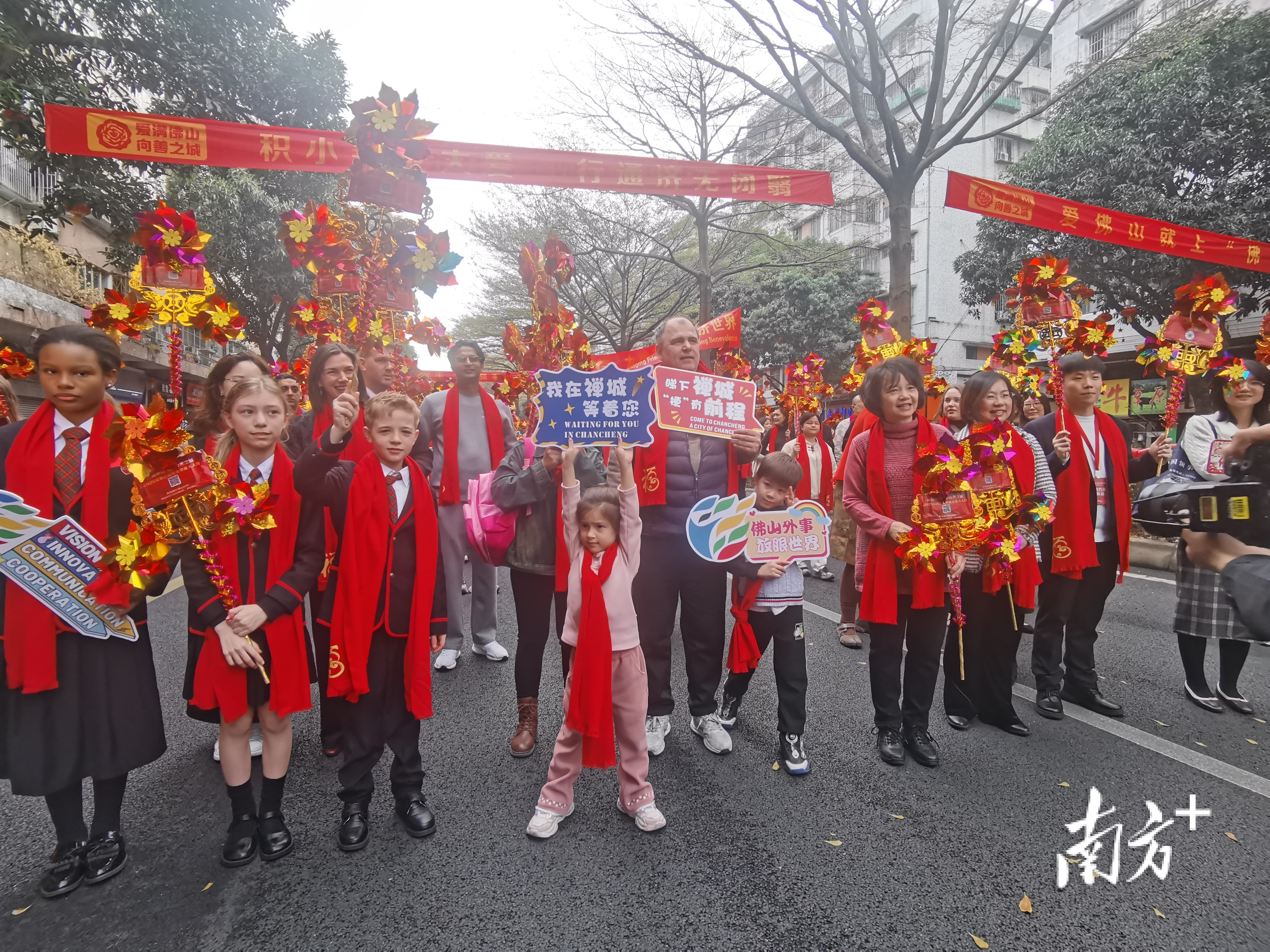 Willam一家行通济，向沿途的市民游客用中文送上“新年快乐”等祝福。&nbsp; &nbsp;南方+ 廖明璨 摄