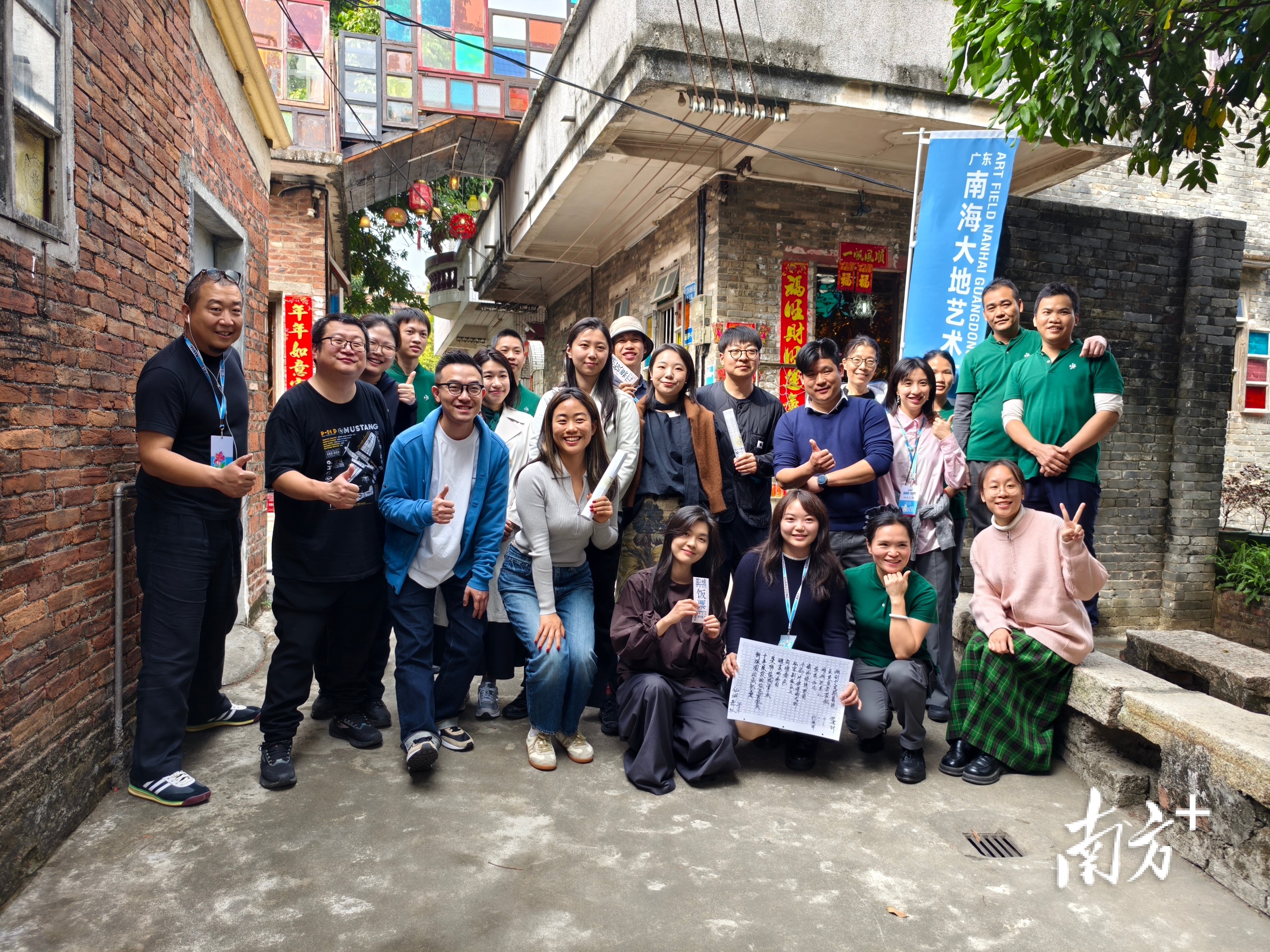 游客、餐厅主厨和工作人员合影留念。&nbsp; &nbsp;陈梦 摄