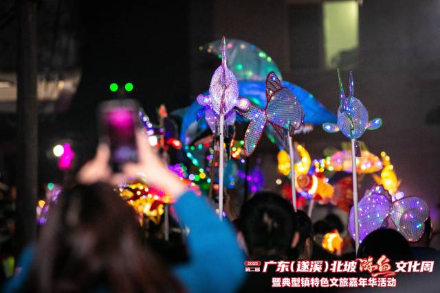 游鱼活动吸引周围几个乡镇、甚至全国各地的游客前来打卡、围观。