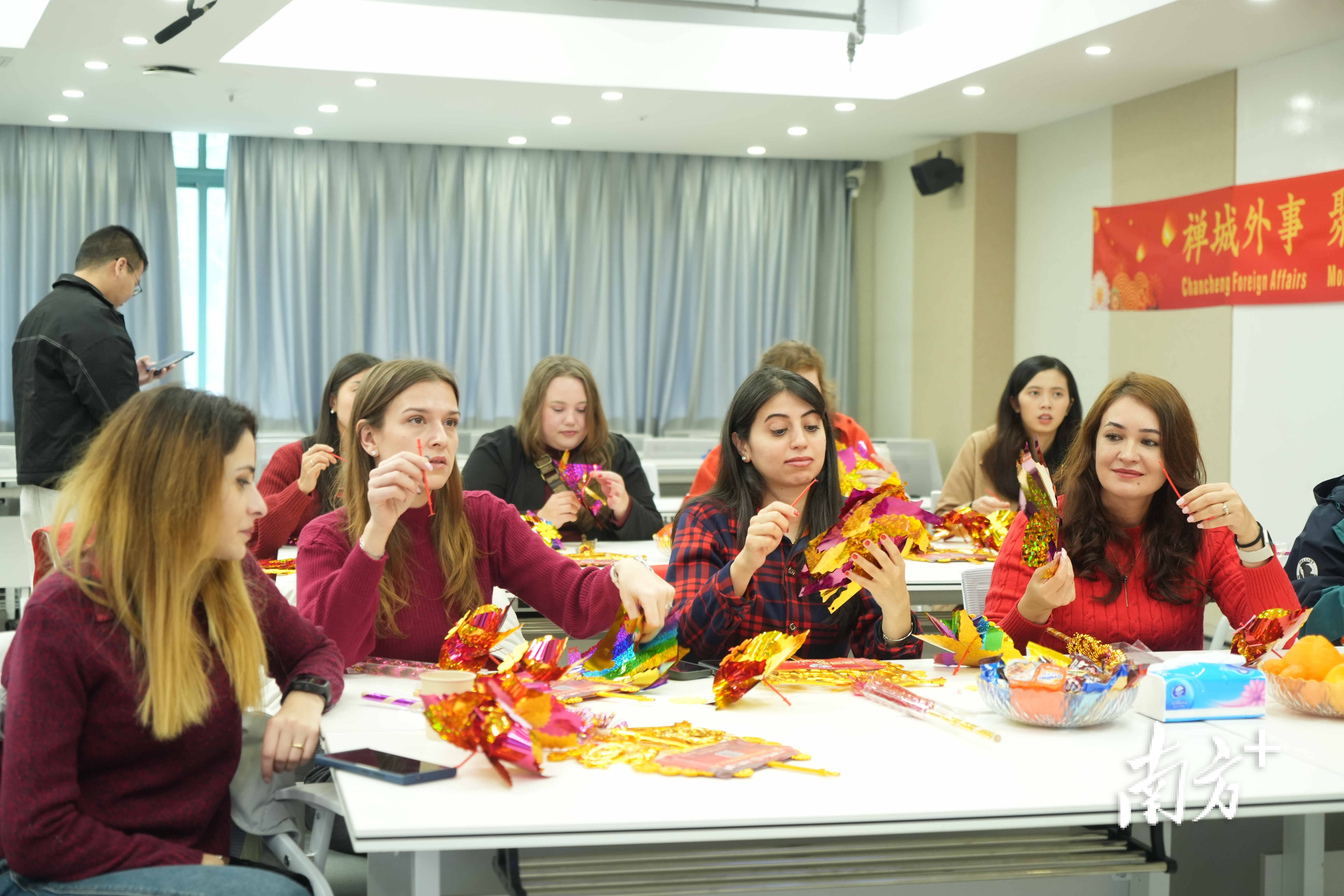 外国友人体验风车制作。&nbsp; &nbsp;南方+ 廖明璨 摄