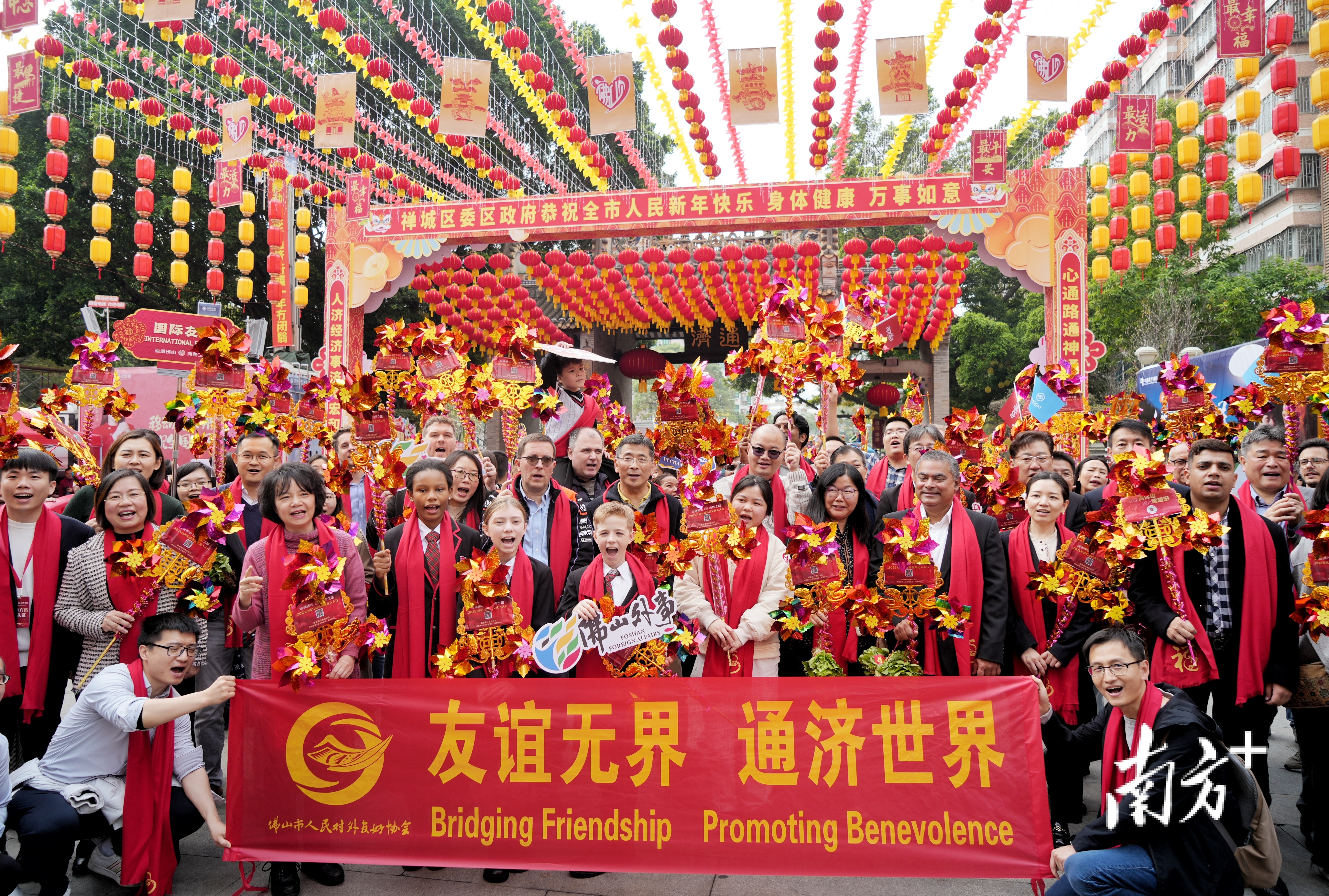 国际友人方阵汇聚了来自全球各地的40余位杰出代表。&nbsp; &nbsp;南方+ 廖明璨 摄