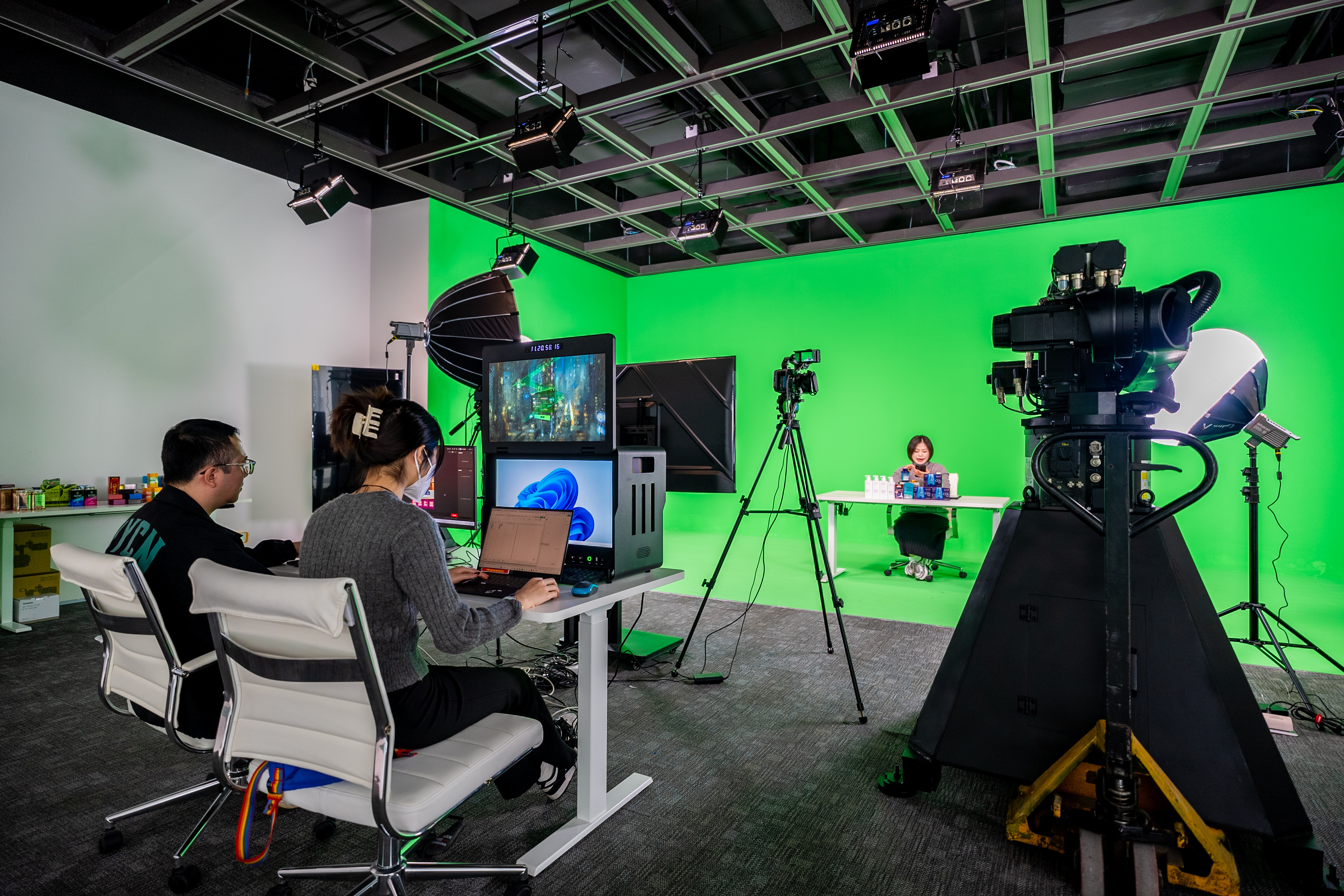 工作人员正进行直播。