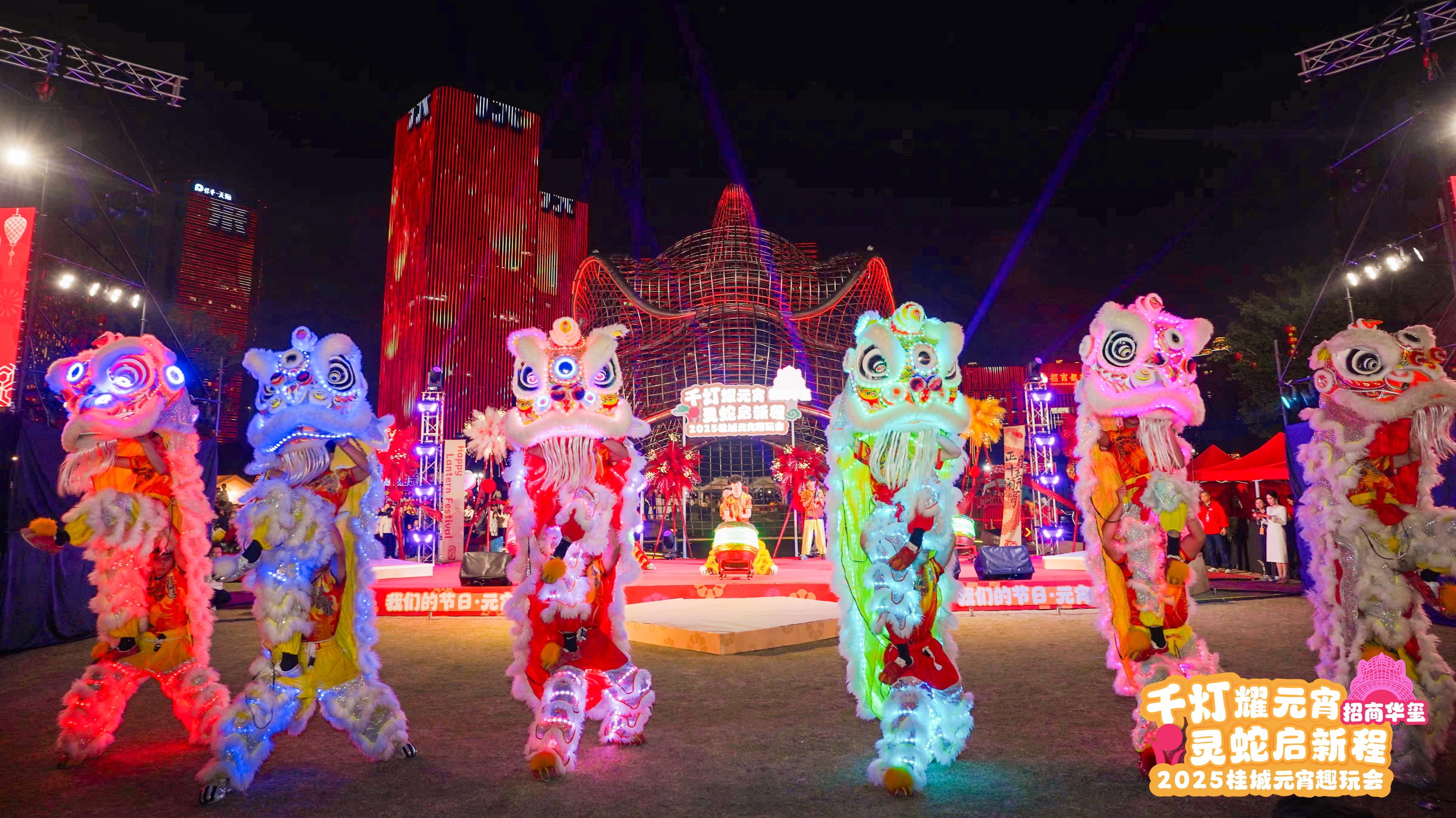 夜光龙狮闪亮千灯湖畔。 夜光龙狮闪亮千灯湖畔。