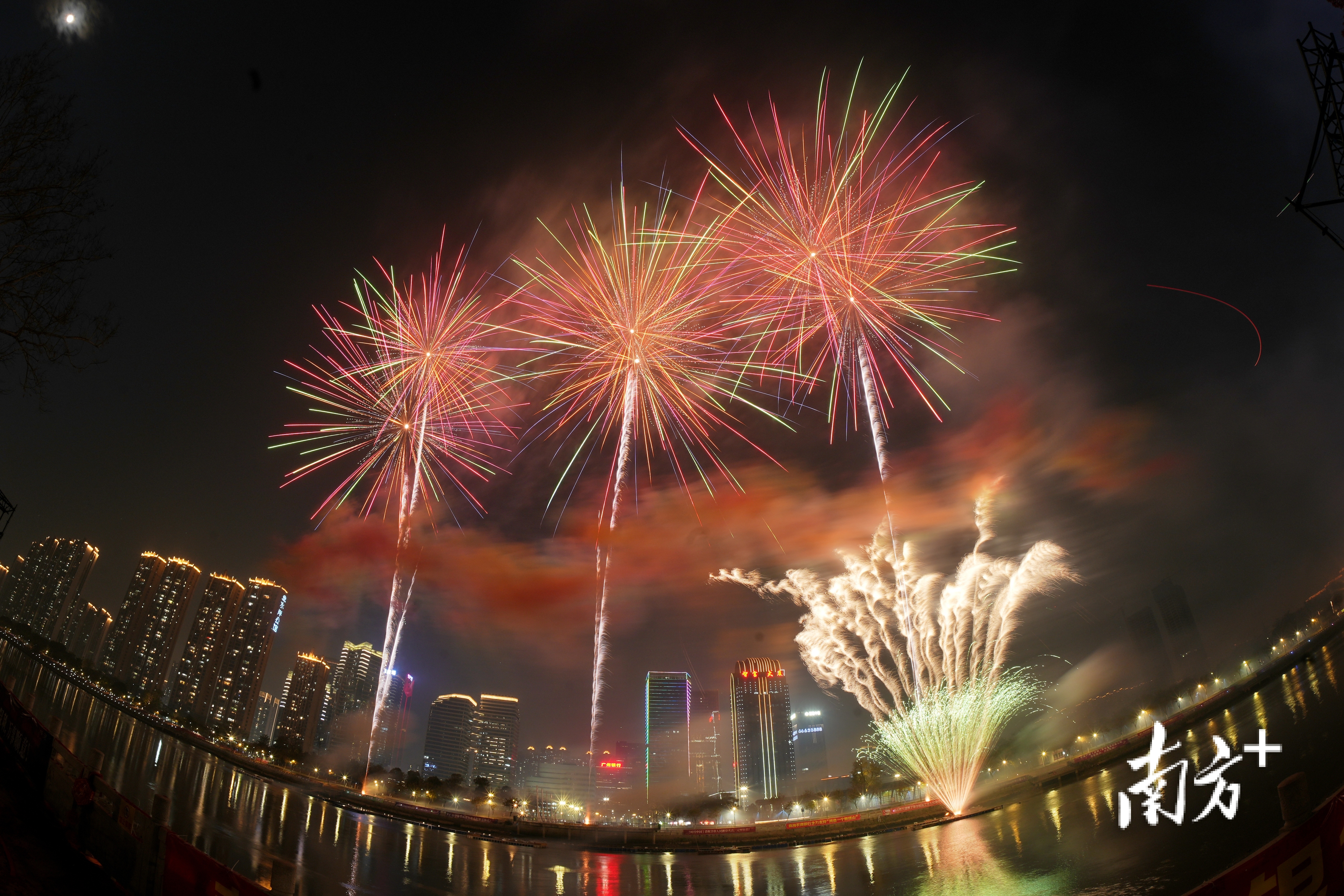 2月12日晚,大沥牵头举办的2025灯湖中轴烟花汇演,向线上线下超260万人次观众绽放。 廖明璨 摄 2月12日晚,大沥牵头举办的2025灯湖中轴烟花汇演,向线上线下超260万人次观众绽放。 廖明璨 摄