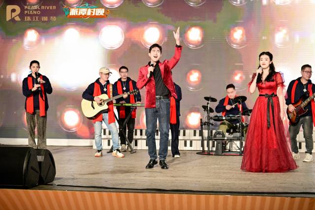 藝術(shù)家的精彩演出，讓村民“拍爛手掌”,。