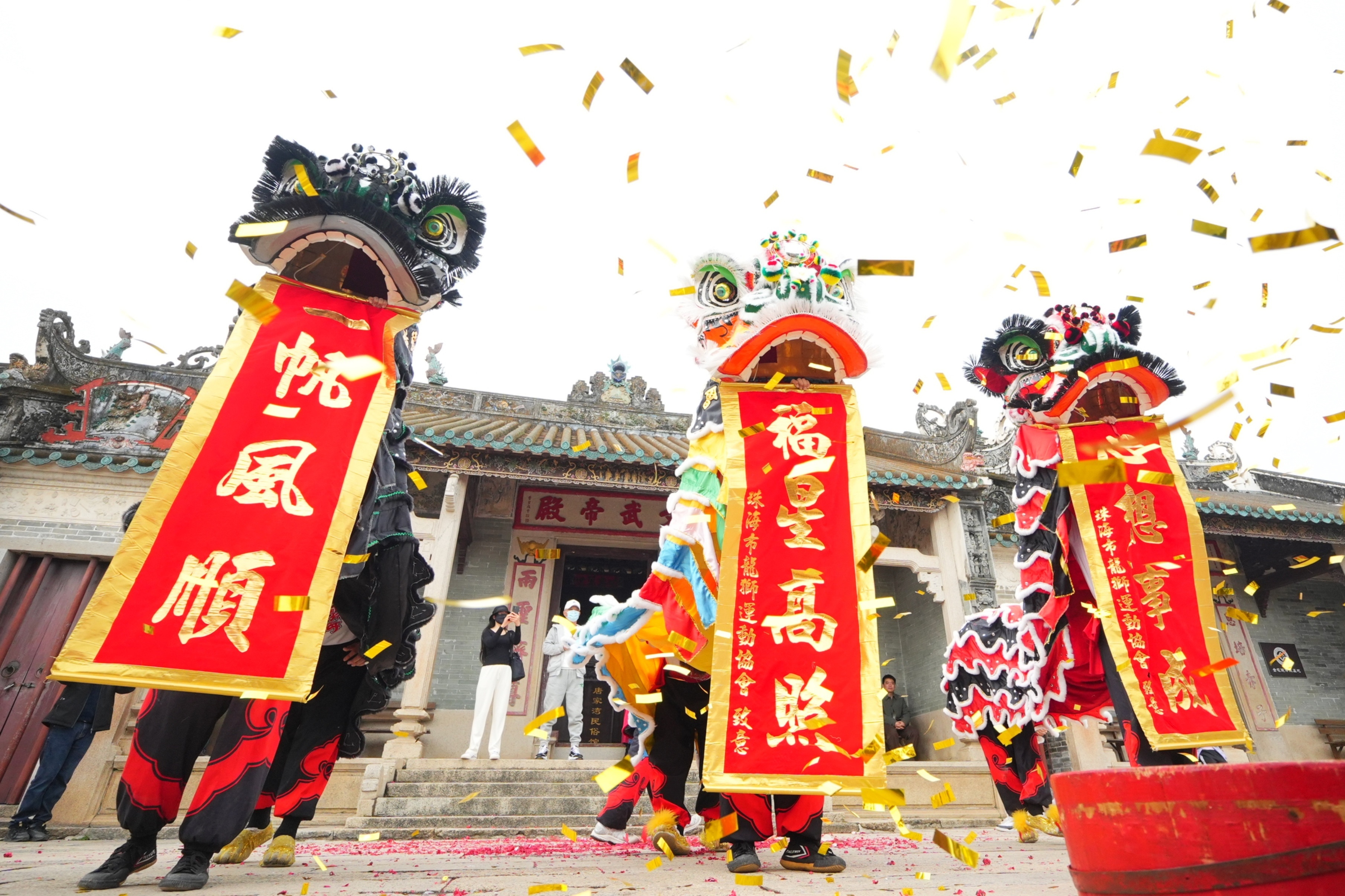 龙狮拜行礼祈求新的一年鸿运当头、五谷丰登。