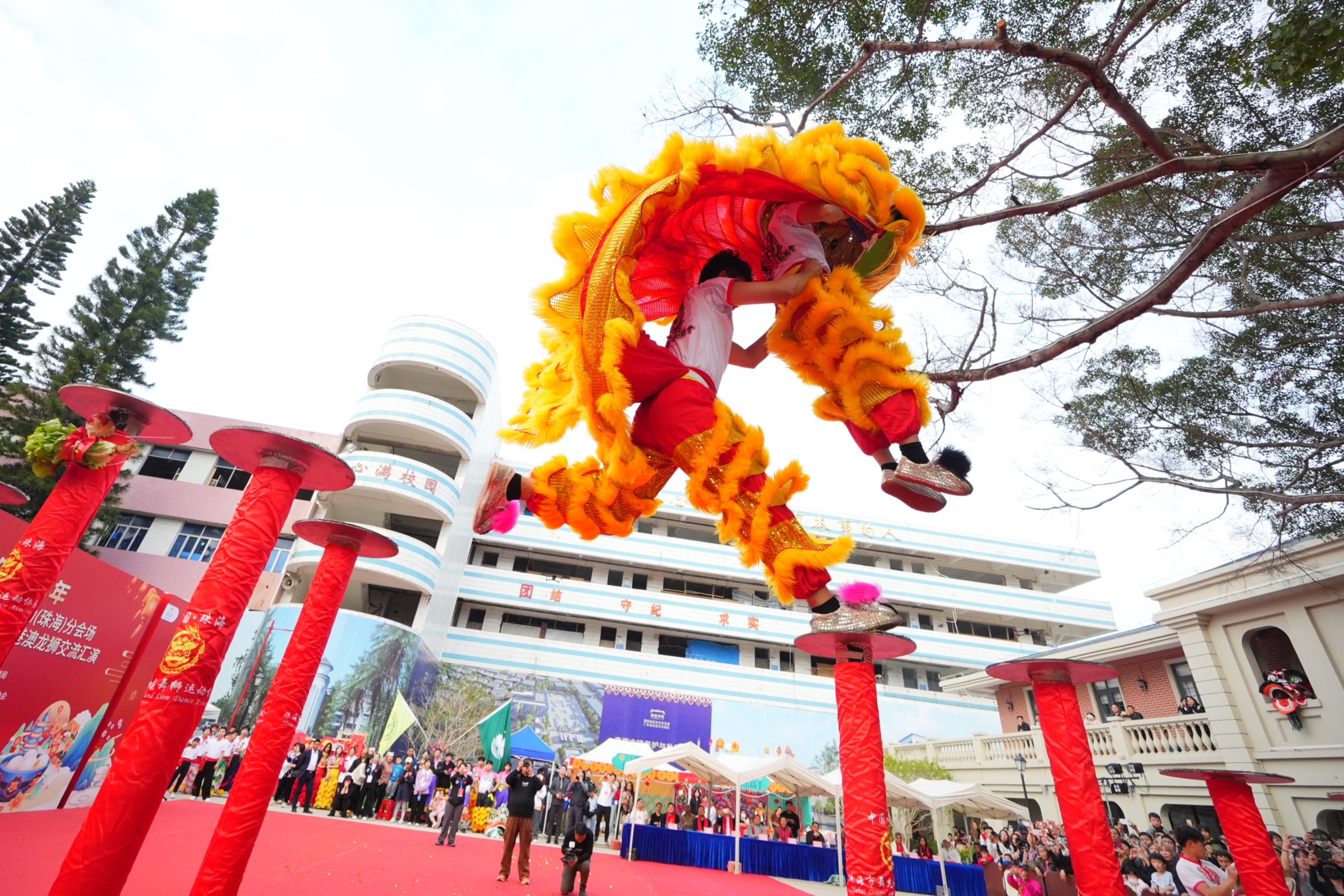 珠港澳三地醒狮携手共舞，为现场市民游客带来群鼓、醒狮、舞龙、武术等展演节目。 
