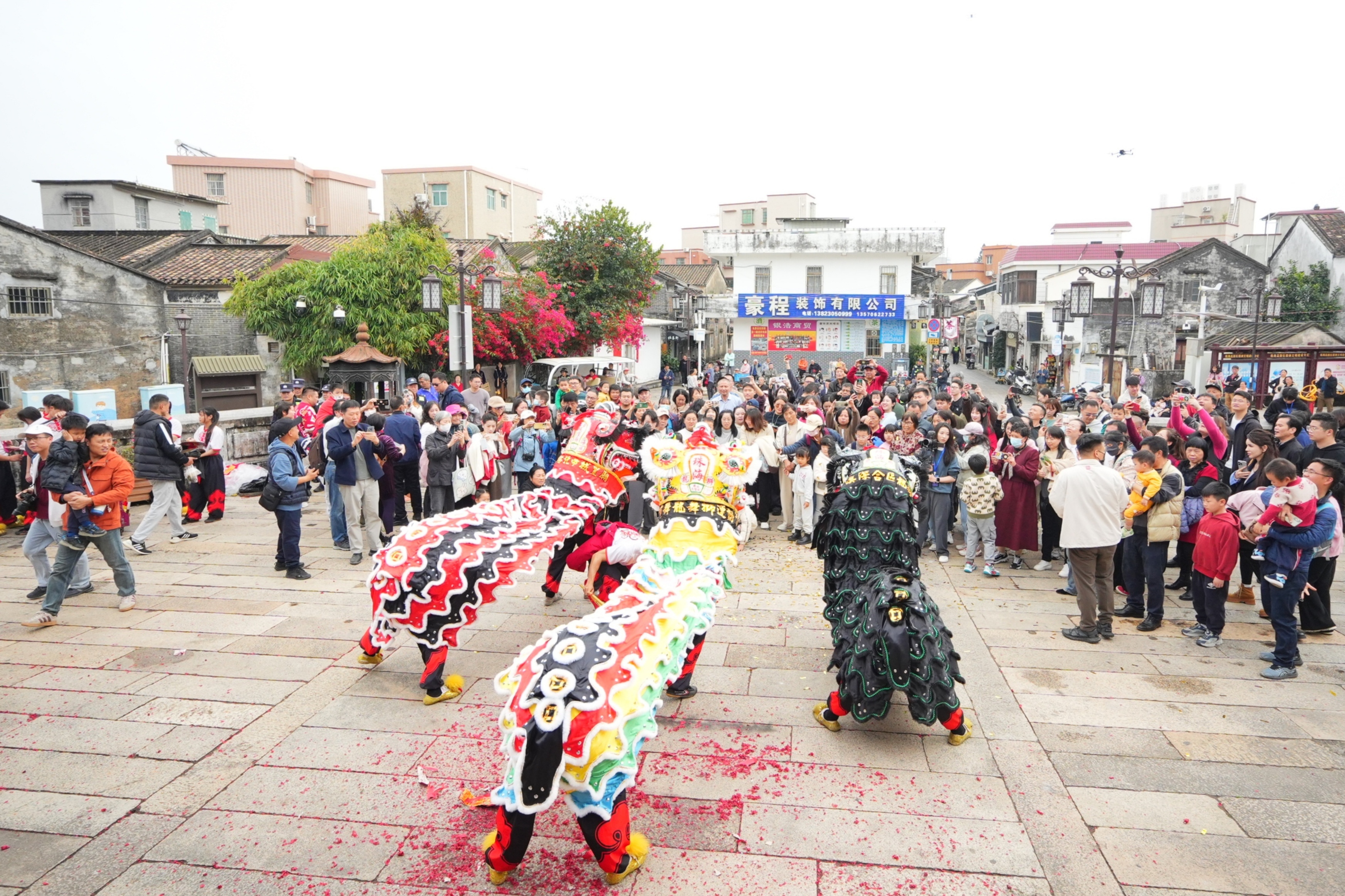 百狮闹元宵活动，让市民游客感受“仪式感拉满”的传统年味。