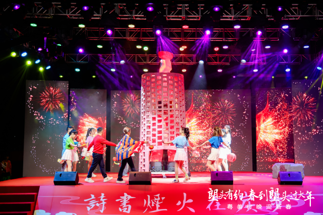 《禾楼烧出幸福花》表现传统民俗“烧禾楼”的热闹情景。