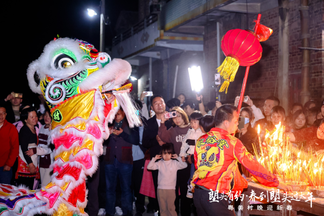 村民们围聚在一起参加“元宵游灯会”，祈愿新年吉祥如意。