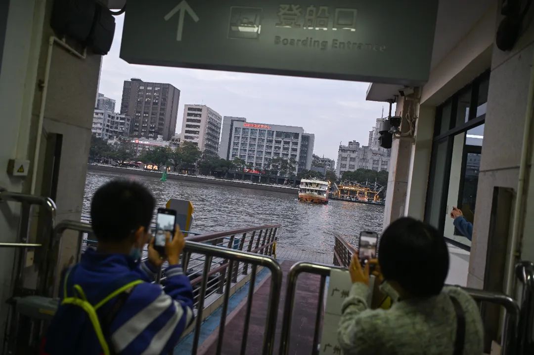 2月14日，在海珠区堑口码头，市民用手机记录从省总码头驶向堑口码头的水巴S08(省总-堑口)。