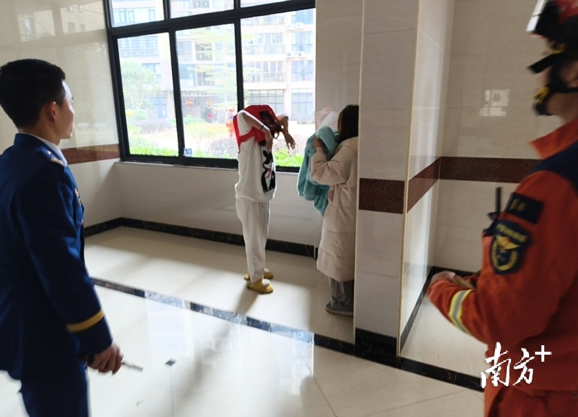 女生上肢被卡第一次求助。