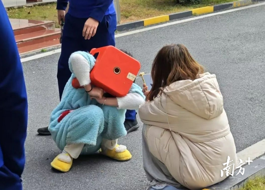 女生上肢被卡第二次求助。