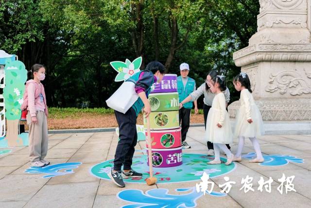 市民朋友参与保护湿地小游戏。