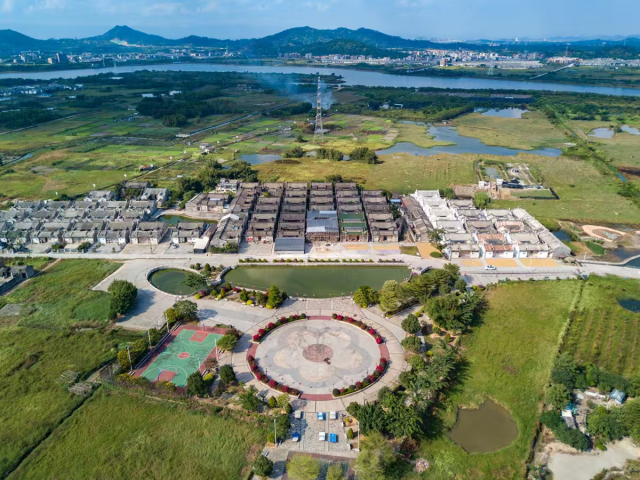 泥沟村山清水秀，景色秀美。