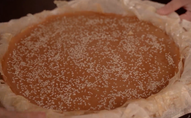 在眾多潮汕粿品中，甜粿是一種特殊的存在。它用料簡單，只需將糯米磨成粉，加入紅糖，攪拌均勻后，腐膜墊底，放入蒸籠長時間蒸煮即可。圖源：“揭陽發布”南方號