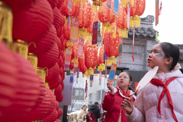 猜灯谜是元宵节的传统民俗。 视觉中国供图