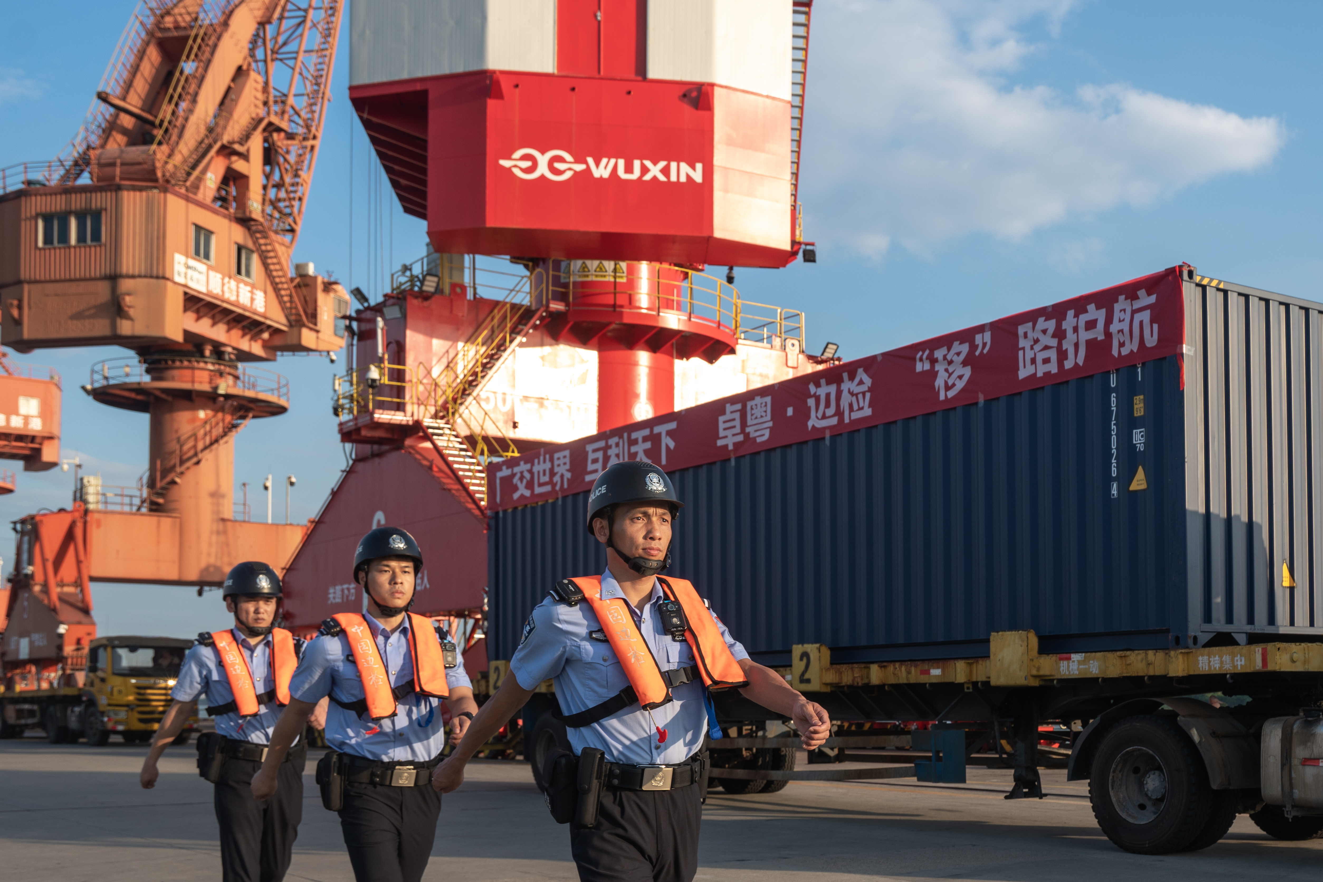 2024年，顺德边检站服务6000余艘次出入境船舶经顺德4个货运口岸高效通关。  通讯员供图