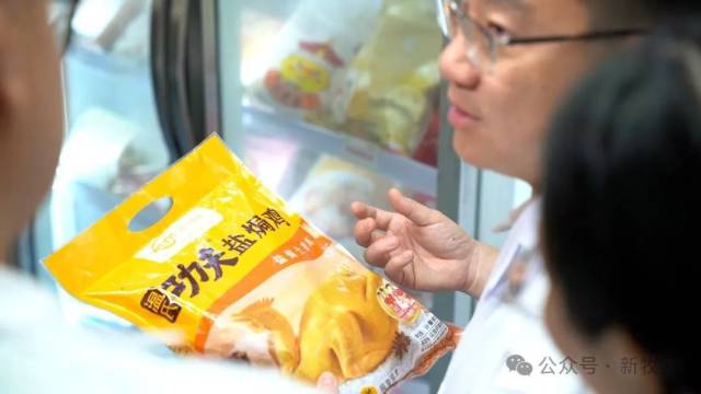 温氏“功夫熟鸡”系列产品，精选优质土鸡，十二道功夫，现宰现烹，呈现鸡肉口感的“鲜、嫩、韧、爽”。