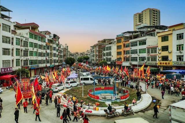 巡游活动现场。聂的 摄