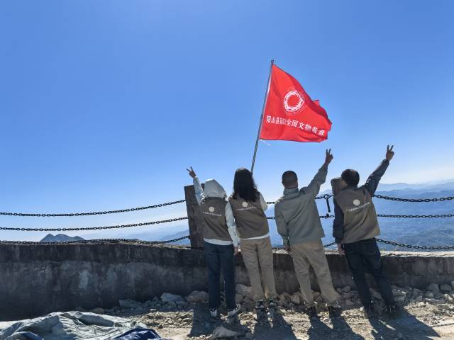 普查队员登上广东第一峰睁开实地审核。