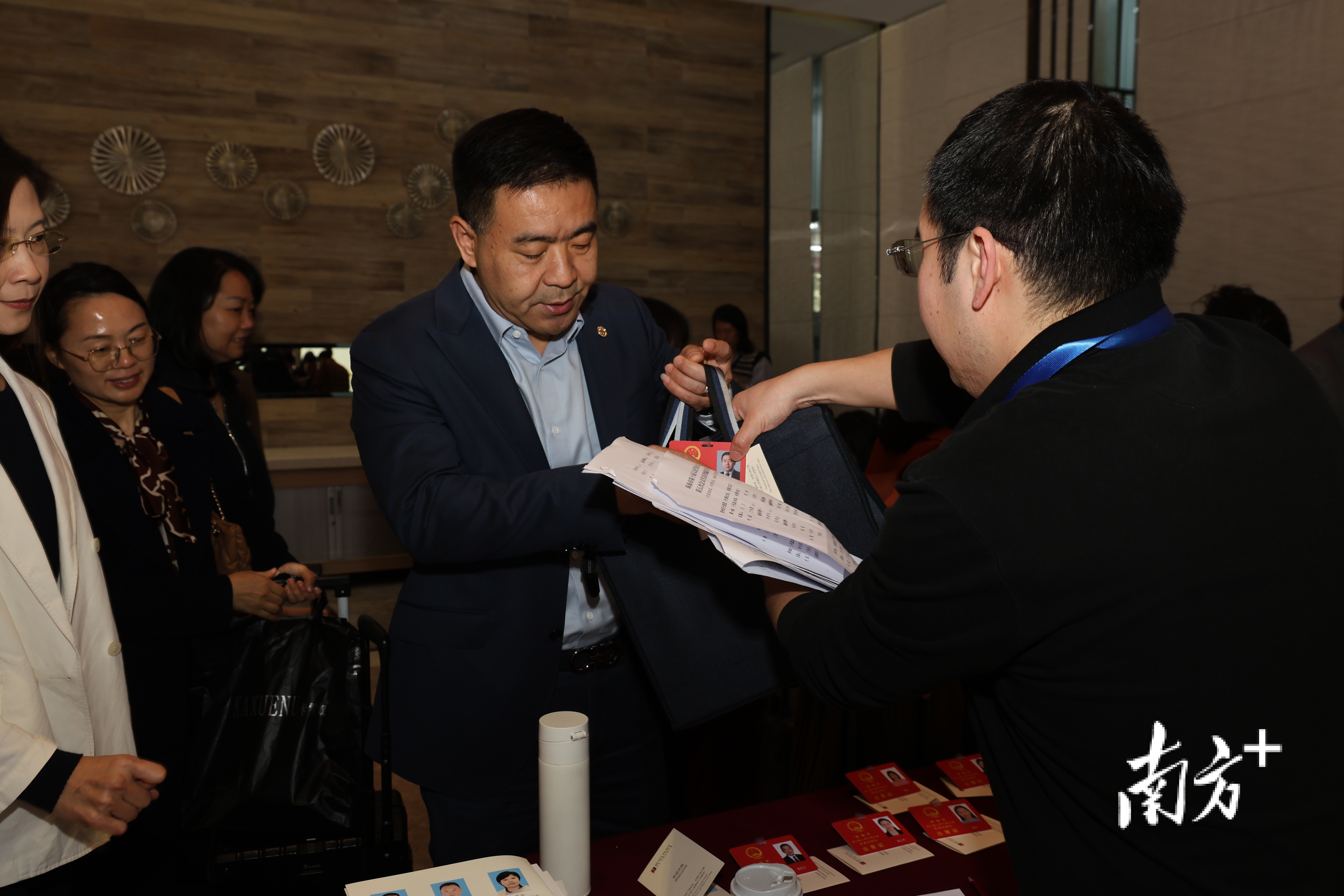 代表们有序办理报到手续。 代表们有序办理报到手续。