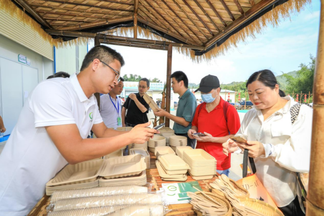 以竹代塑成为新风尚。吴秒衡摄