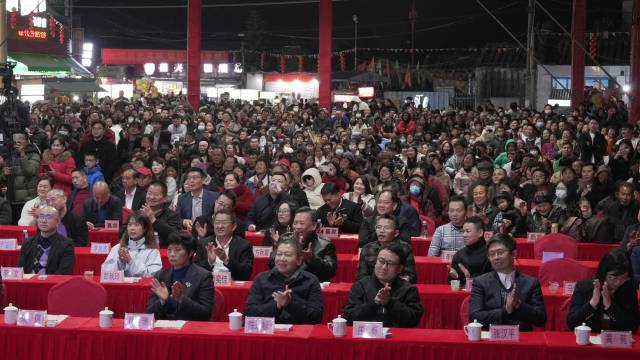 粤治·粤美 庆新春 普宁泥沟村“村晚”活动现场，吸引大量村民前来观看。