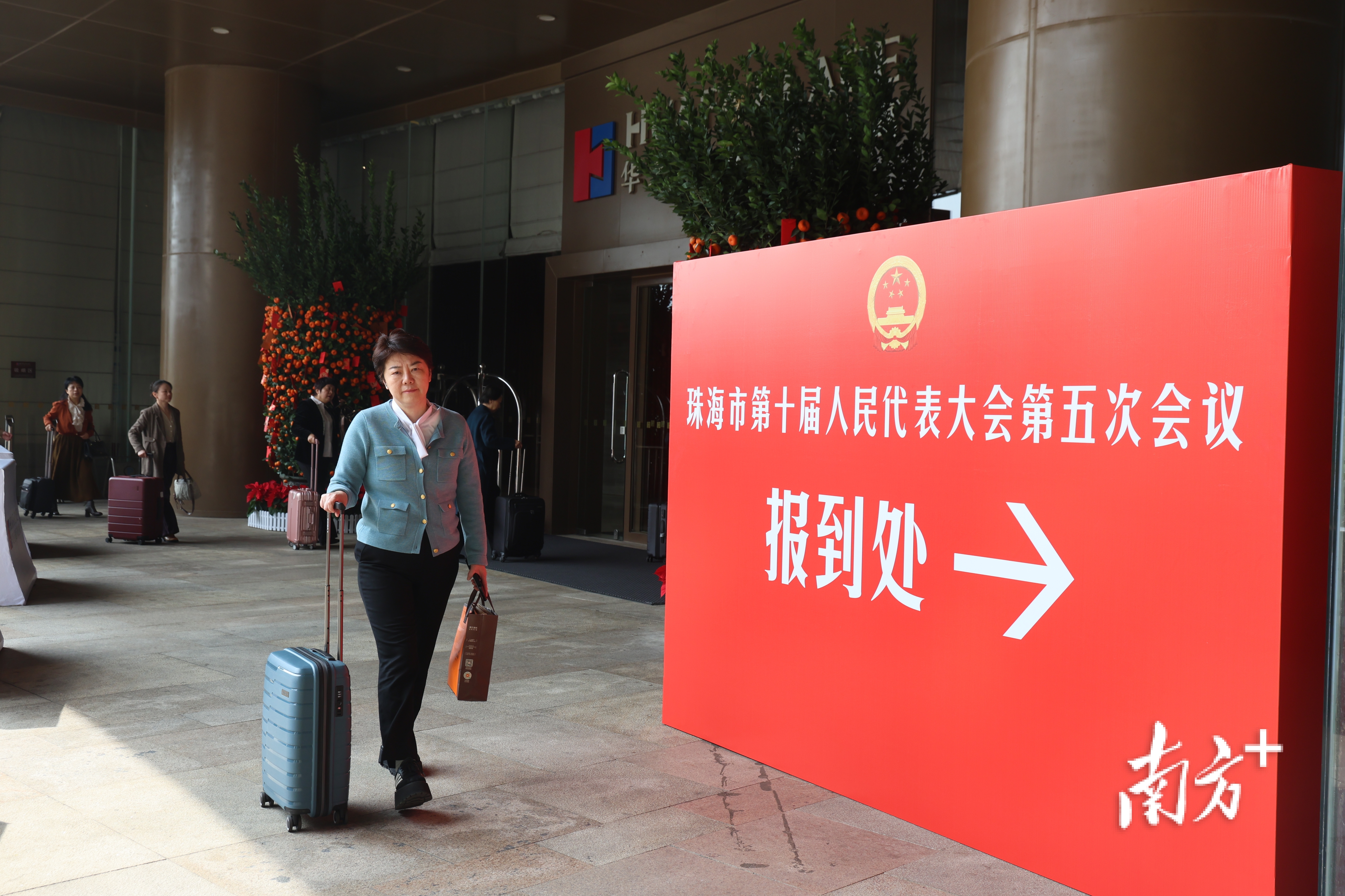 代表们陆续抵达大会驻地报到。 代表们陆续抵达大会驻地报到。