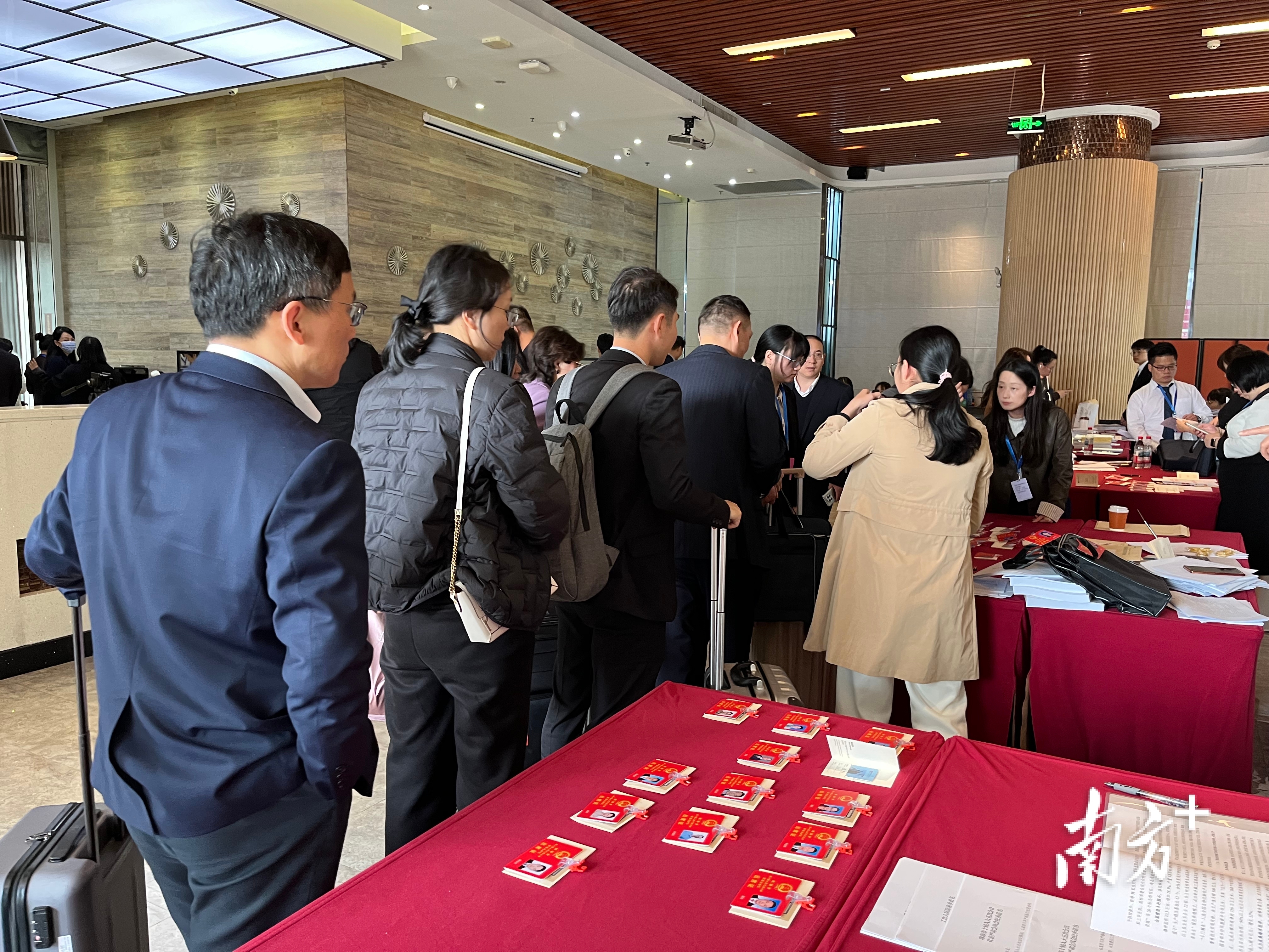 代表们陆续抵达大会驻地报到。 代表们陆续抵达大会驻地报到。