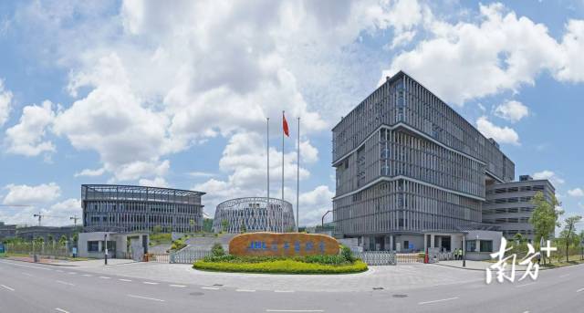 以季华实验室为代表的重大创新平台,正在AI、机器人前沿技术领域不断取得核心技术突破。 戴嘉信 摄 以季华实验室为代表的重大创新平台,正在AI、机器人前沿技术领域不断取得核心技术突破。 戴嘉信 摄