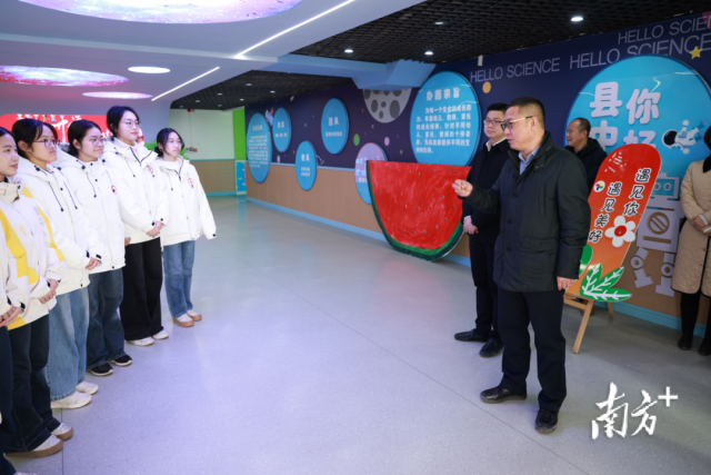 在疏附县中心幼儿园，林国华勉励广东支教大学生乐于奉献，为边疆教育事业出力。