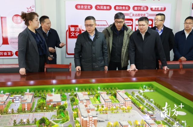 林国华一行详细了解疏附县广州新城完全中学项目进展情况。