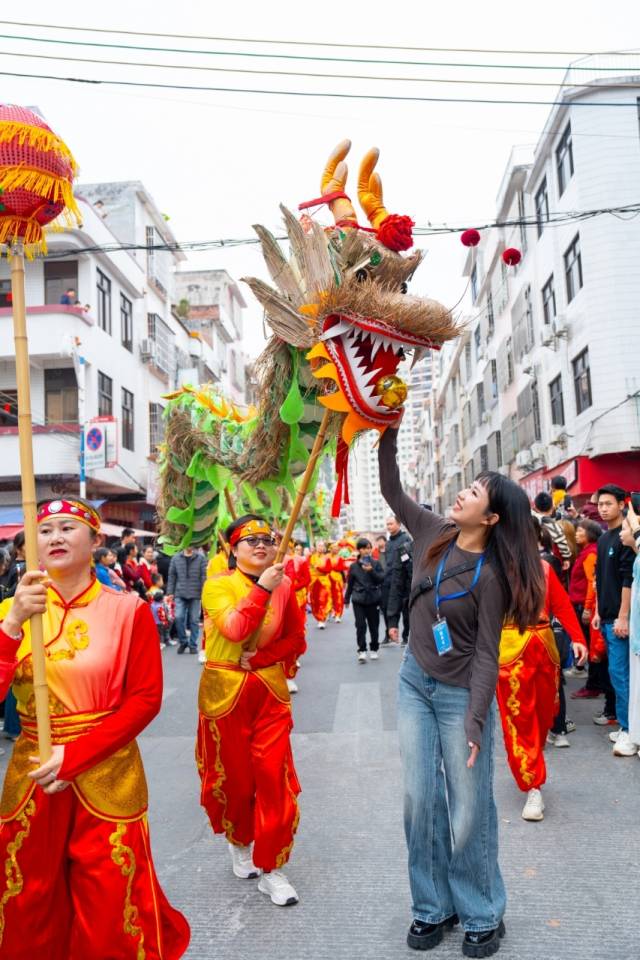 记者体验了一下摸龙头，沾沾喜气。