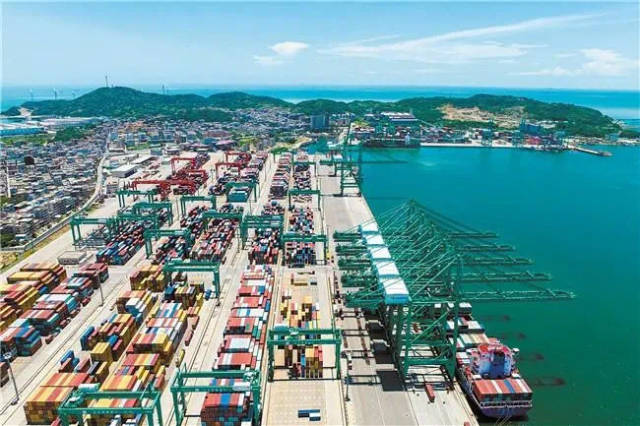 繁忙的汕头港广澳港区。图源汕头发布&nbsp;