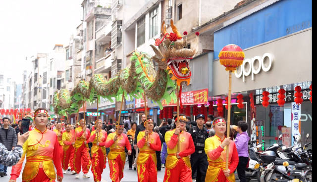 茅龙舞，是南江流域的一种古老民间艺术，流传已经几百年，是传统的节庆节目。