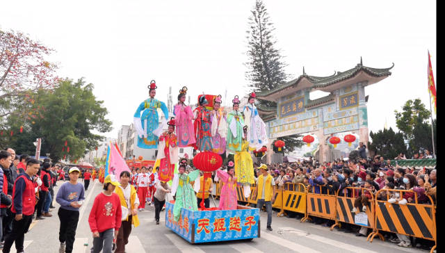 连滩飘色的起源与当地盛行的张公庙会巡游活动相关。