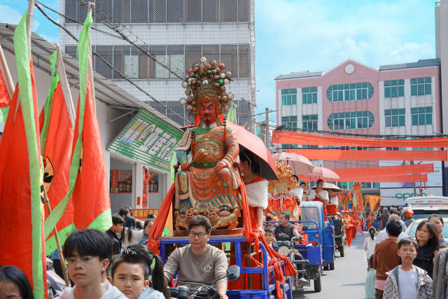 在高州分界镇，“关公”巡游，万人空巷。